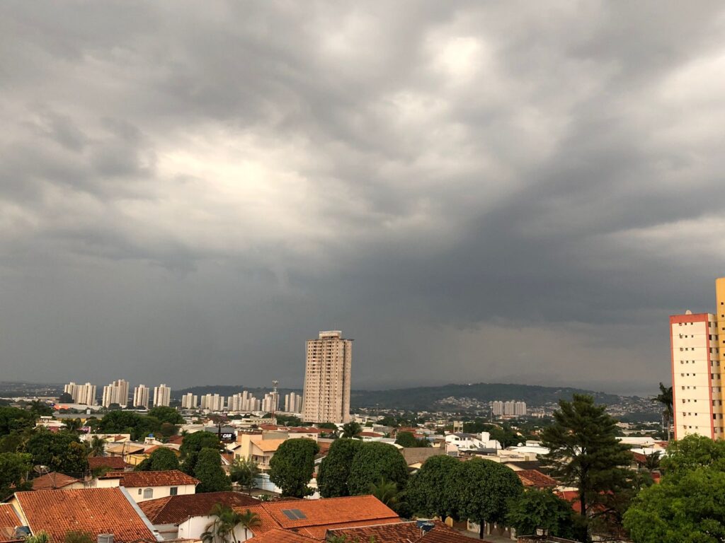 Imagem Ilustrando a Notícia: Em meio à alta temperatura, Goiânia tem chuvas isoladas