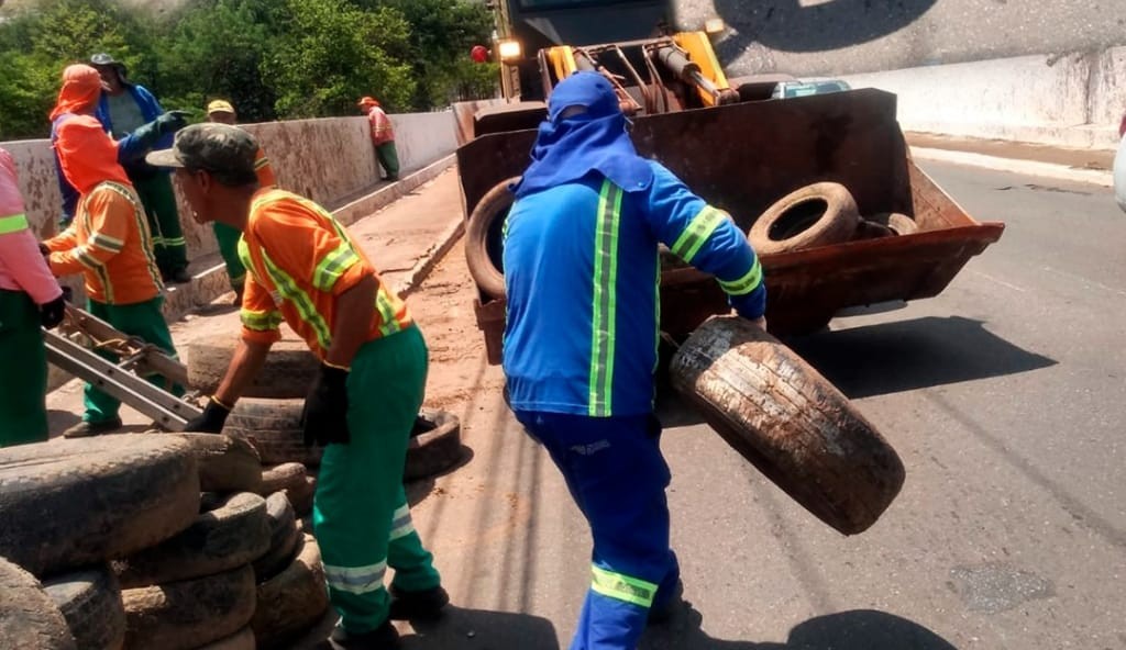 Imagem Ilustrando a Notícia: 92 toneladas de lixo e 437 pneus são retirados do Rio Meia Ponte