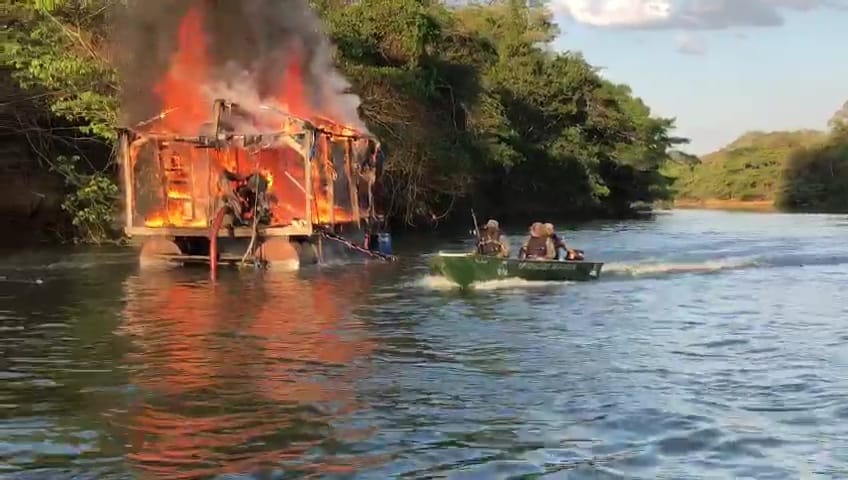 Imagem Ilustrando a Notícia: Batalhão Ambiental destrói garimpo ilegal no Rio Corumbá