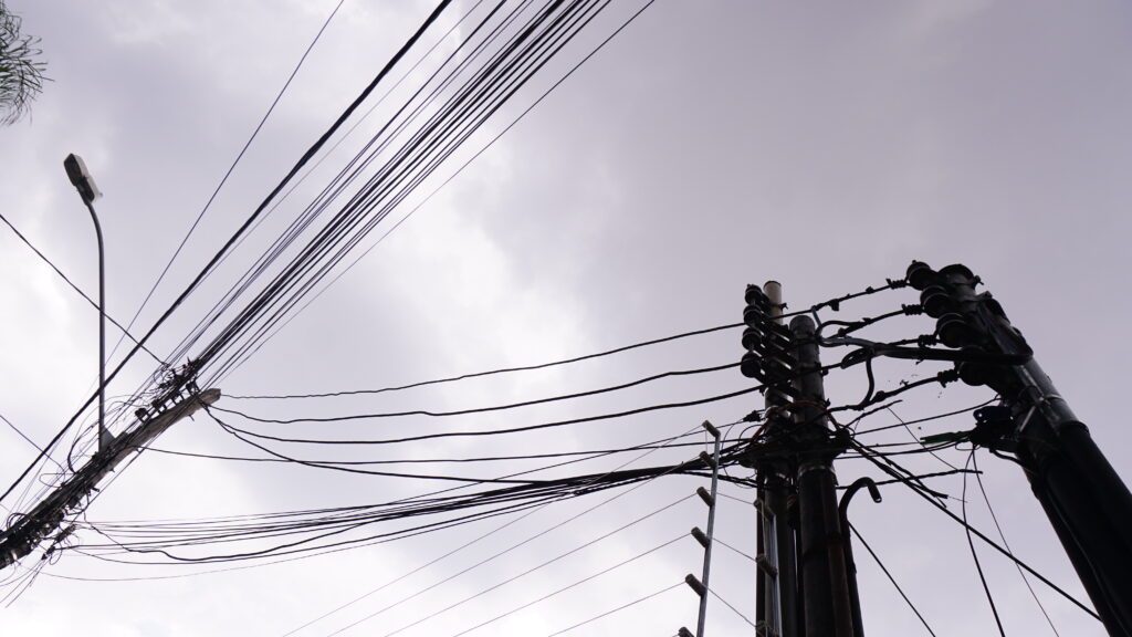 Imagem Ilustrando a Notícia: Os transtornos causados por queda de energia e diretos de consumidores em Goiás