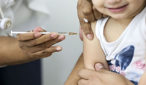 Imagem Ilustrando a Notícia: Pais que não vacinarem filhos podem perder a guarda, diz especialista 