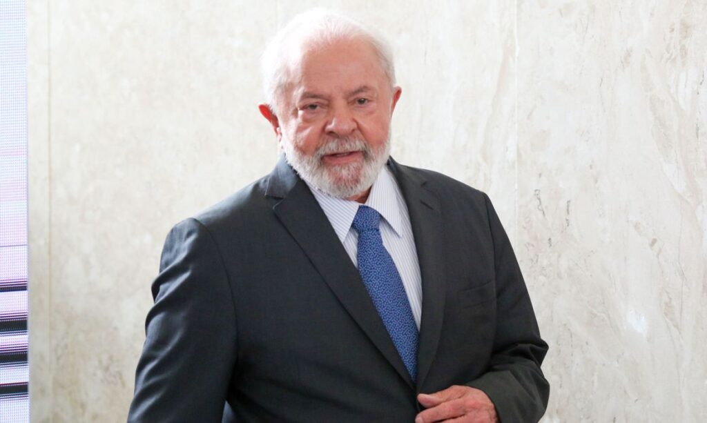 Imagem Ilustrando a Notícia: Lula passa por cirurgia no quadril