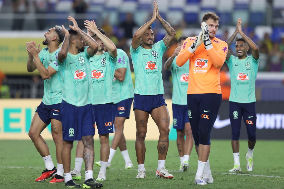 Imagem Ilustrando a Notícia: Jogadores de clubes europeus elogiam ambiente e começo da ‘Era Diniz’ na seleção brasileira