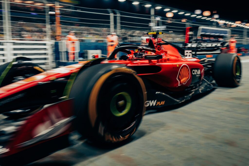 Imagem Ilustrando a Notícia: Ferrari lidera treinos em Singapura