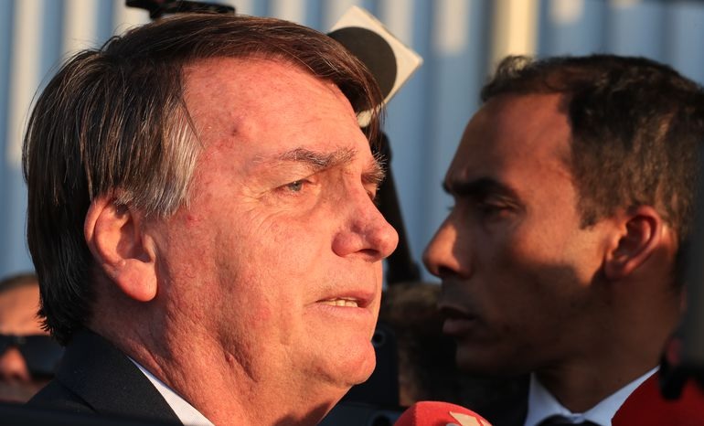 Imagem Ilustrando a Notícia: Bolsonaro diz estar “tranquilo” com delação de Mauro Cid