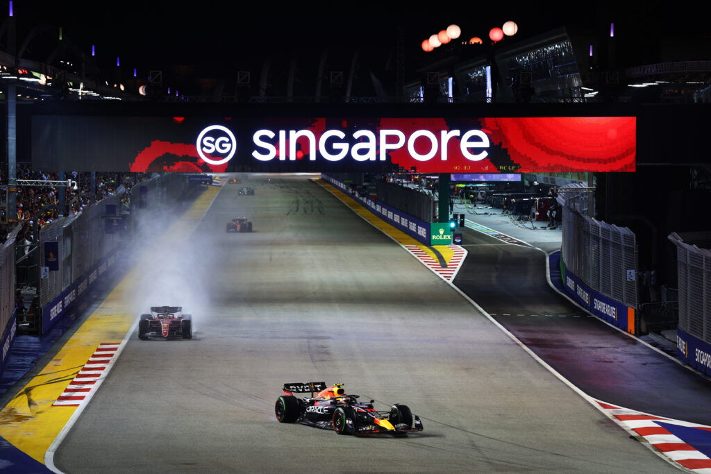 Imagem Ilustrando a Notícia: Desafio noturno em Singapura na Fórmula 1