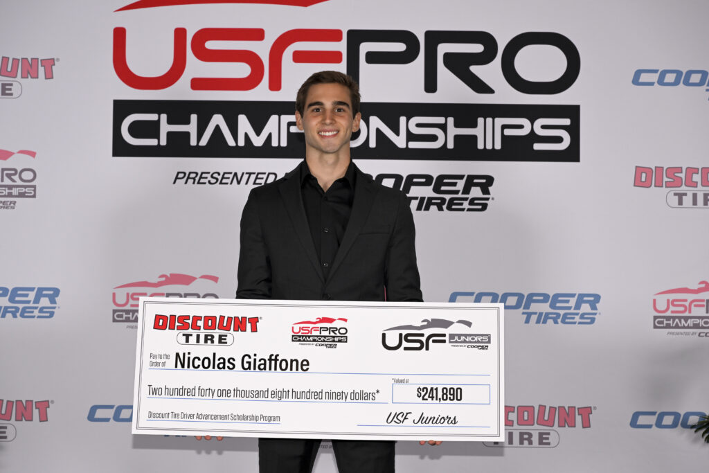 Imagem Ilustrando a Notícia: Nic Giaffone é premiado em Portland e faz história com recordes na USF Juniors
