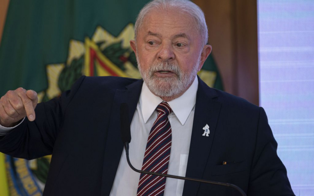 Imagem Ilustrando a Notícia: Lula sanciona reajuste salarial de 9% para servidores federais