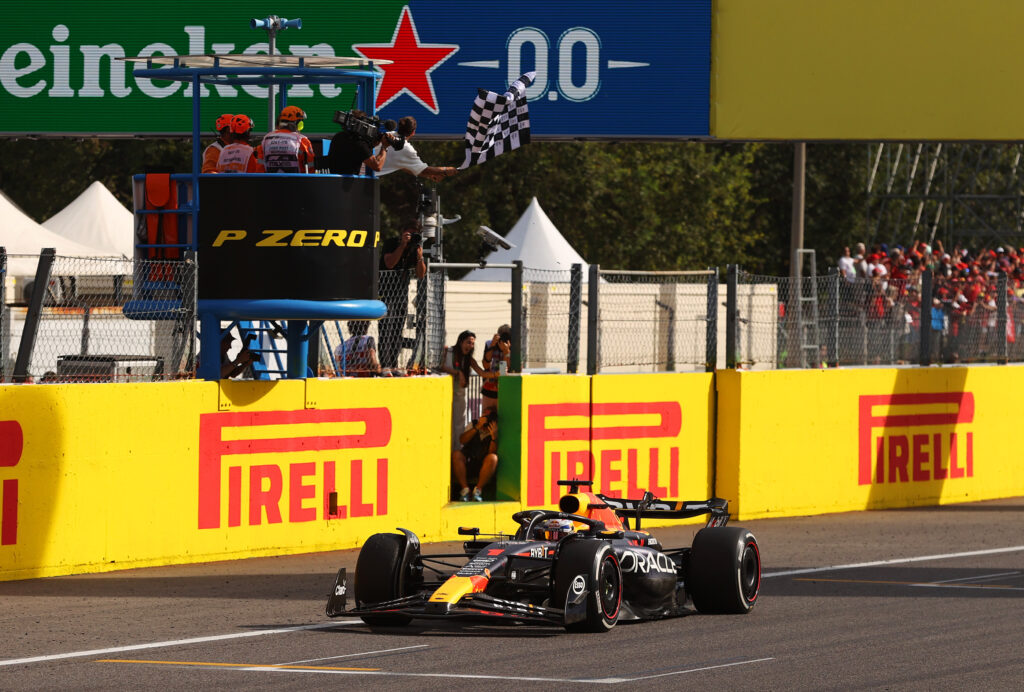 Imagem Ilustrando a Notícia: Max Verstappen estabelece novo recorde na F1 com 10ª vitória consecutiva