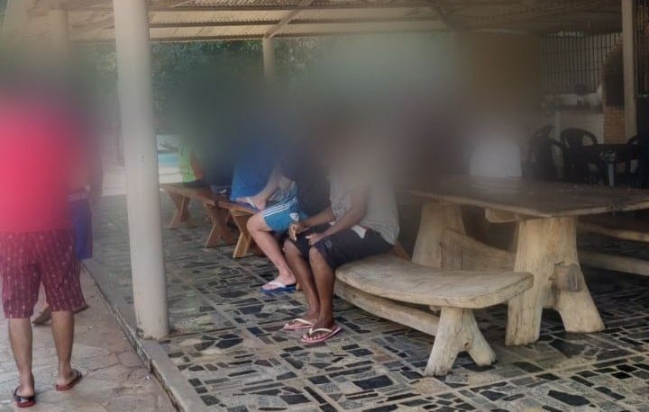 Imagem Ilustrando a Notícia: Vídeo mostra paciente amarrado a cama e em condições insalubres em clínica clandestina de Anápolis; assista