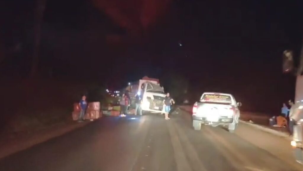 Imagem Ilustrando a Notícia: Caminhão colide de frente com ônibus de passageiros na BR-364, em Jataí