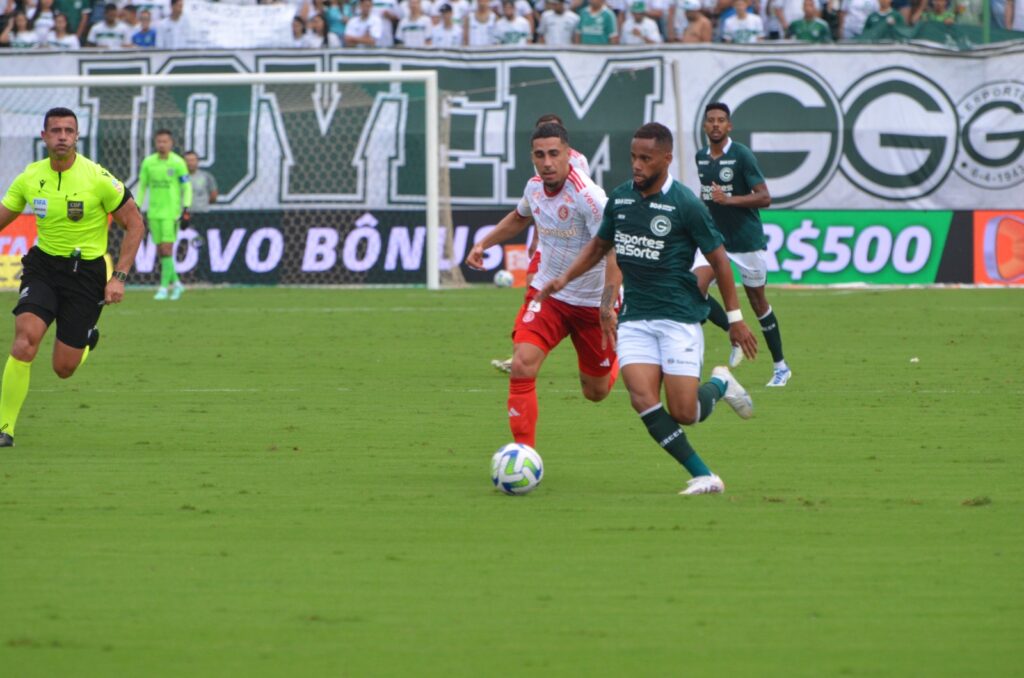 Imagem Ilustrando a Notícia: Goiás empata com o Internacional e mantém sequência positiva no campeonato