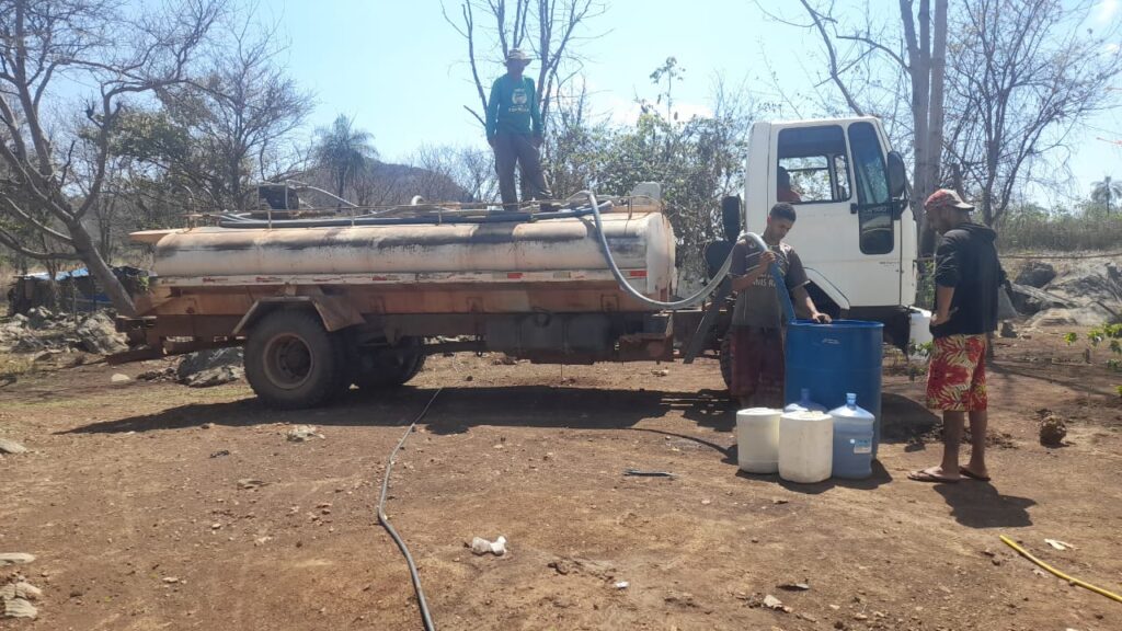 Imagem Ilustrando a Notícia: Formosa disponibiliza água potável a acampamento por recomendação da DPE e MP