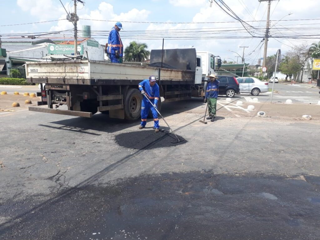 Imagem Ilustrando a Notícia: Seinfra faz manutenção da malha viária em 15 bairros