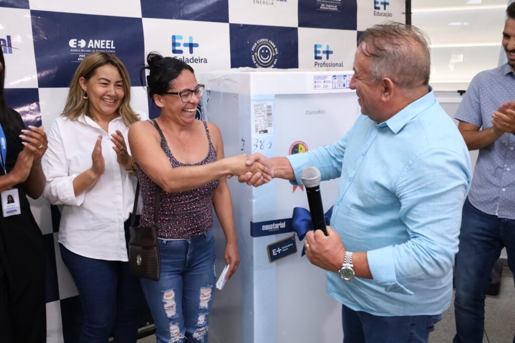 Imagem Ilustrando a Notícia: Prefeitura de Aparecida entrega geladeiras novas para 80 famílias do município