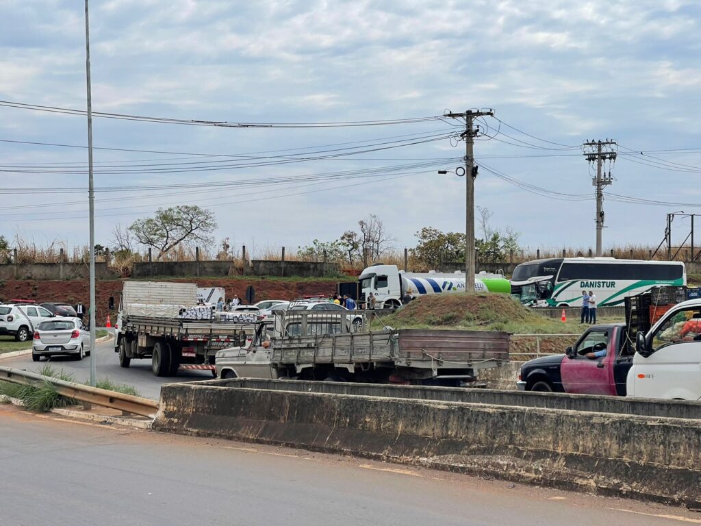Imagem Ilustrando a Notícia: Motociclista morre em acidente no viaduto da BR-153 com Av. Ubirajara Leite, próximo ao Aeroporto