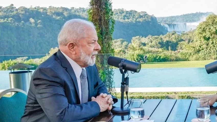 Imagem Ilustrando a Notícia: Lula cancela live semanal desta quarta após antecipar volta ao Brasil