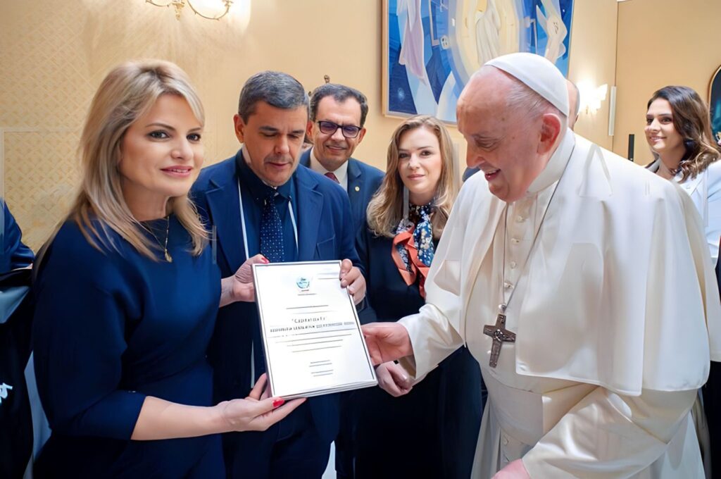 Imagem Ilustrando a Notícia: Flávia e George Morais se reúnem com Papa Francisco e evidenciam Trindade como capital da fé