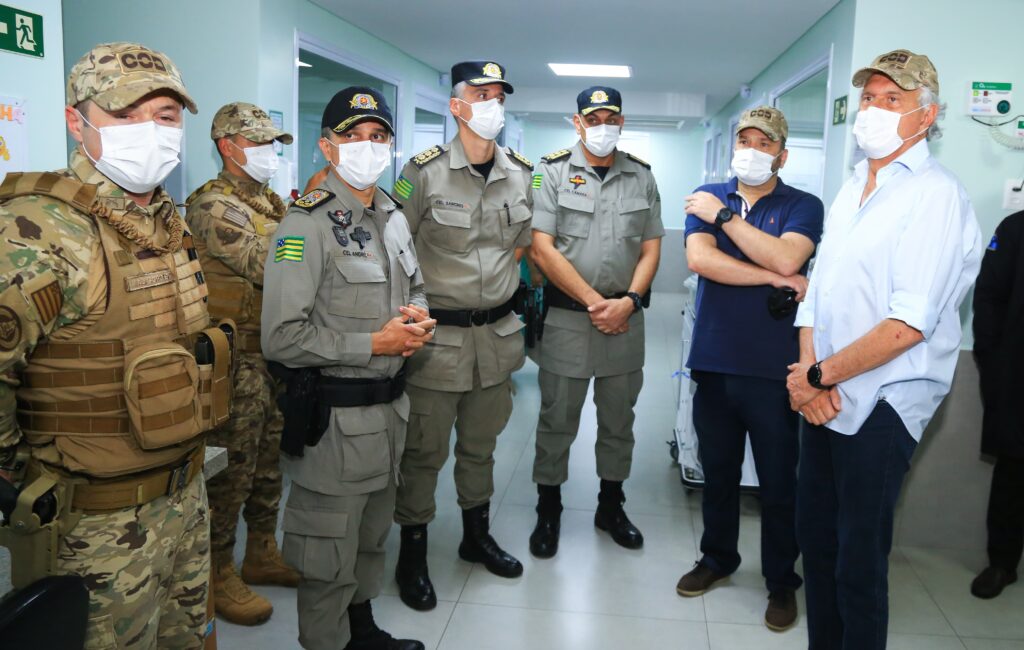 Imagem Ilustrando a Notícia: Caiado visita PMs feridos e ressalta preparo das forças de segurança