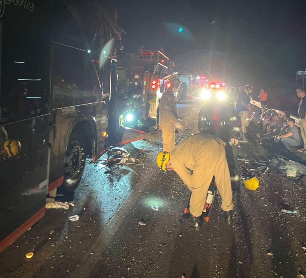 Imagem Ilustrando a Notícia: Acidente entre ônibus e carreta em Cristalina deixa três feridos