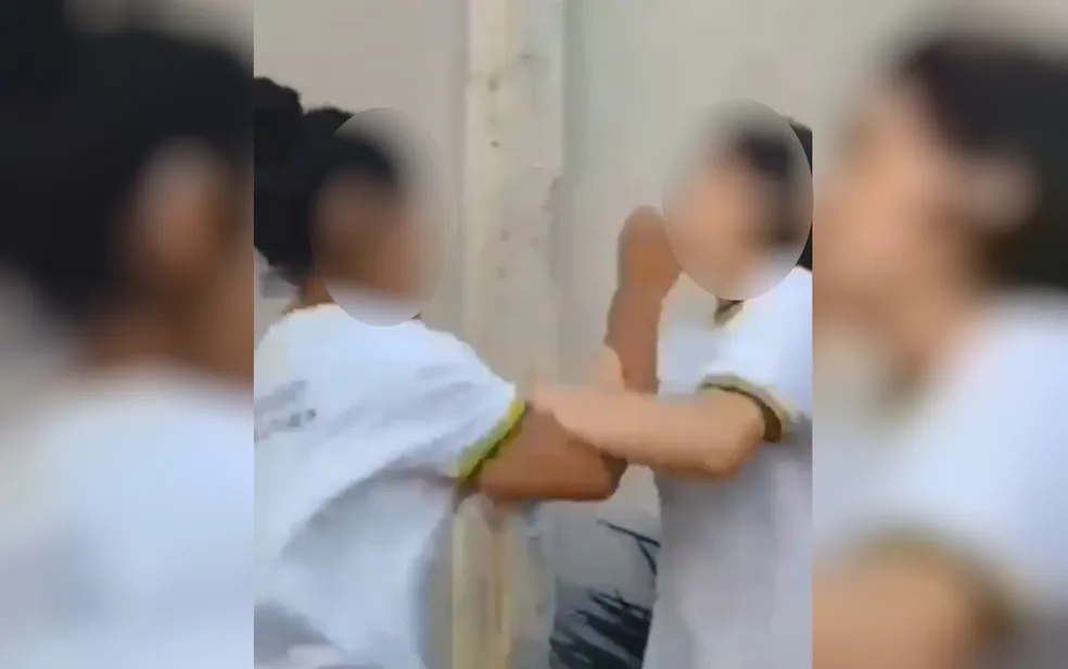 Imagem Ilustrando a Notícia: Alunas brigam em escola de Anápolis e video viraliza nas redes sociais