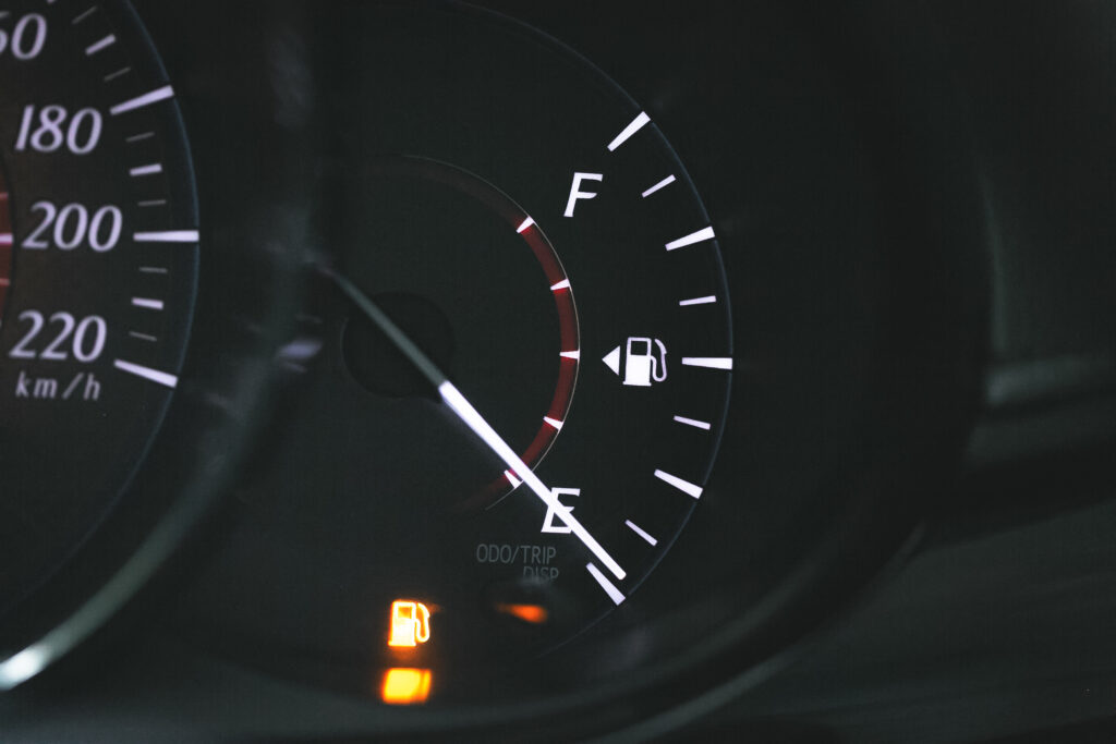 Imagem Ilustrando a Notícia: Quantos quilômetros é seguro dirigir quando o carro entra na reserva?