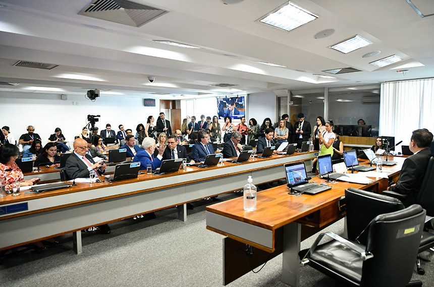 Imagem Ilustrando a Notícia: Aprovado na CAE, projeto do Desenrola Brasil segue para o Plenário