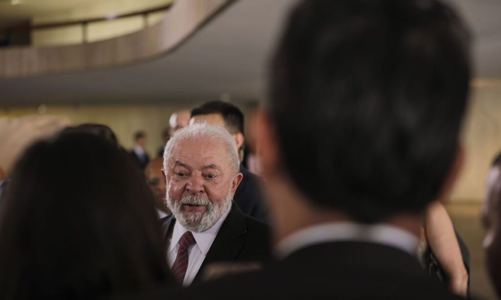 Imagem Ilustrando a Notícia: Após cirurgia, Lula vai despachar do Alvorada por 4 semanas
