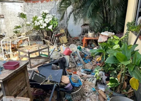 Imagem Ilustrando a Notícia: Justiça intervém e remove 8 toneladas de lixo da residência de idosa em Mara Rosa