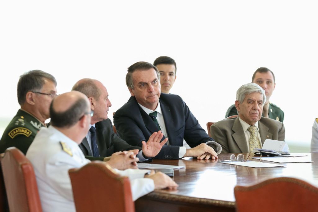 Imagem Ilustrando a Notícia: Mauro Cid aparece em foto de reunião entre Bolsonaro e Forças Armadas
