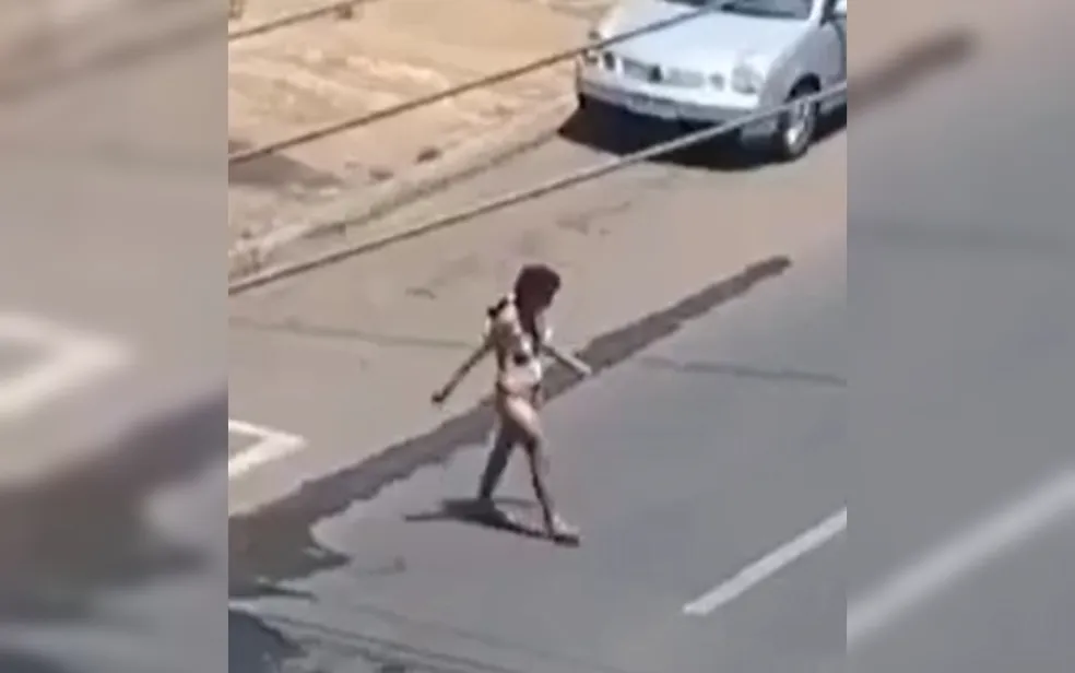 Imagem Ilustrando a Notícia: Mulher viraliza ao aparecer andando de biquíni pelas ruas de Goiânia