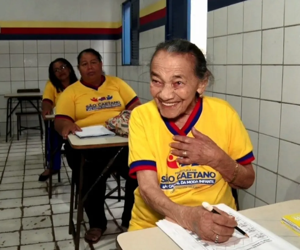 Imagem Ilustrando a Notícia: Aos 100 anos idosa se dedica a iniciar os estudos em escola municipal do interior de Pernambuco