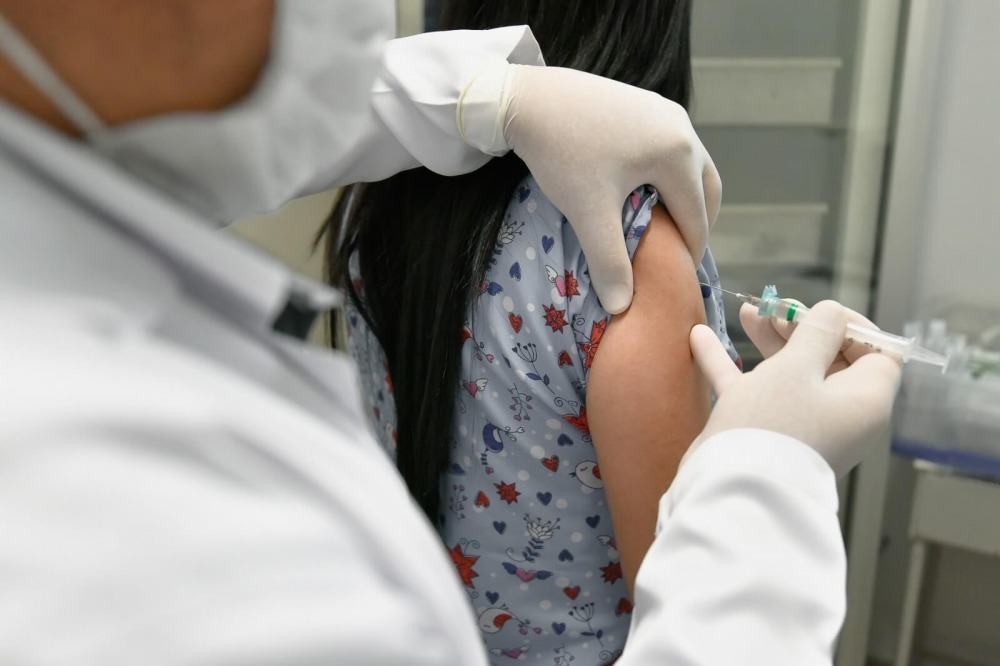 Imagem Ilustrando a Notícia: Em Goiás, somente 45,4% das mulheres tomaram a segunda dose da vacina contra o HPV em 2023