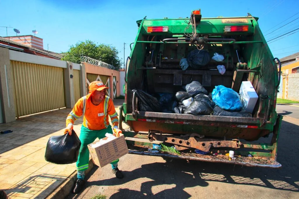 Imagem Ilustrando a Notícia: Prefeitura contrata 70 novos caminhões de lixo para Comurg 