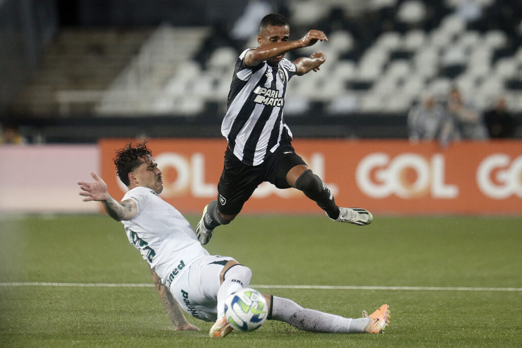 Botafogo leva gol do Santos nos acréscimos, fica no empate e chega