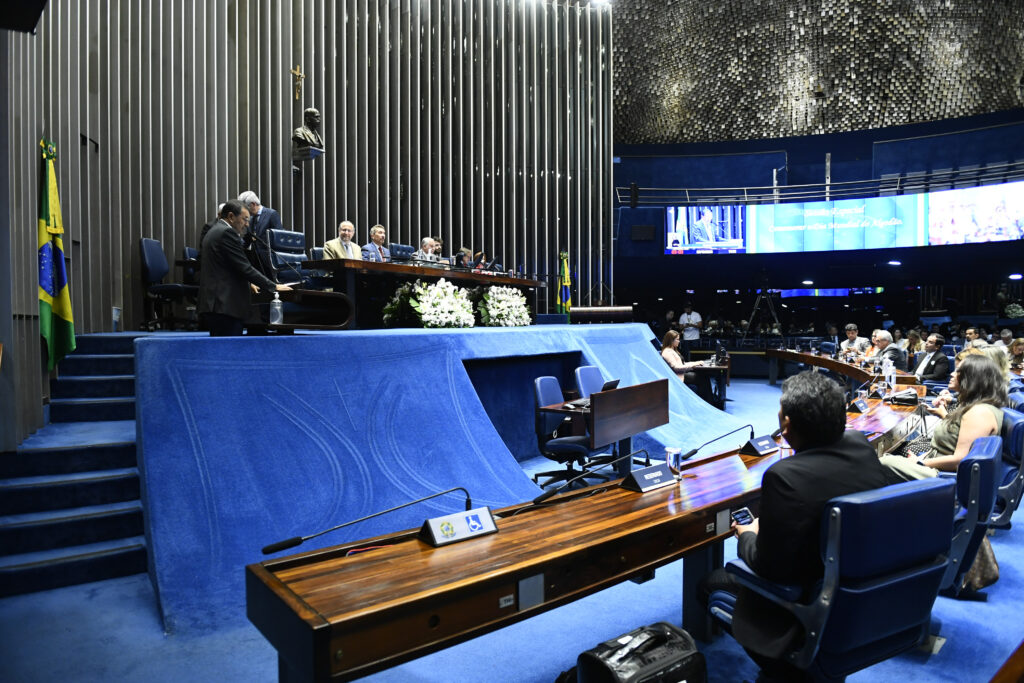 Imagem Ilustrando a Notícia: Senadores esperam que PEC que limita decisões do STF seja aprovada