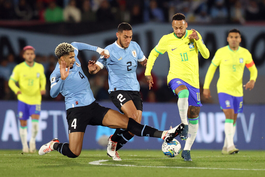 Imagem Ilustrando a Notícia: Em uma noite para esquecer, Brasil é derrotado por 2 a 0 pelo Uruguai, cai na tabela e perde Neymar por lesão