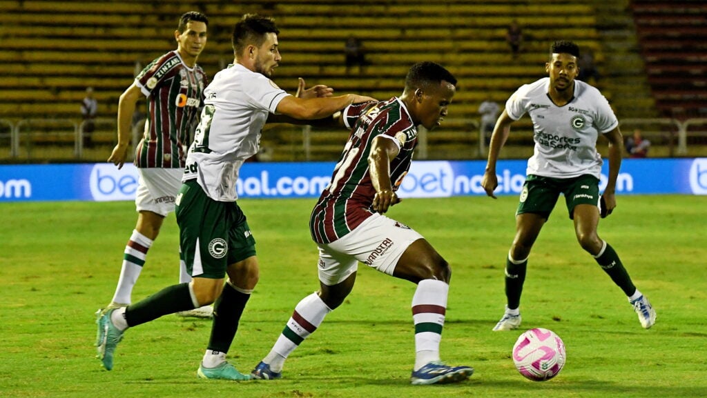Imagem Ilustrando a Notícia: Goiás sai na frente, mas leva virada no segundo tempo para o Fluminense