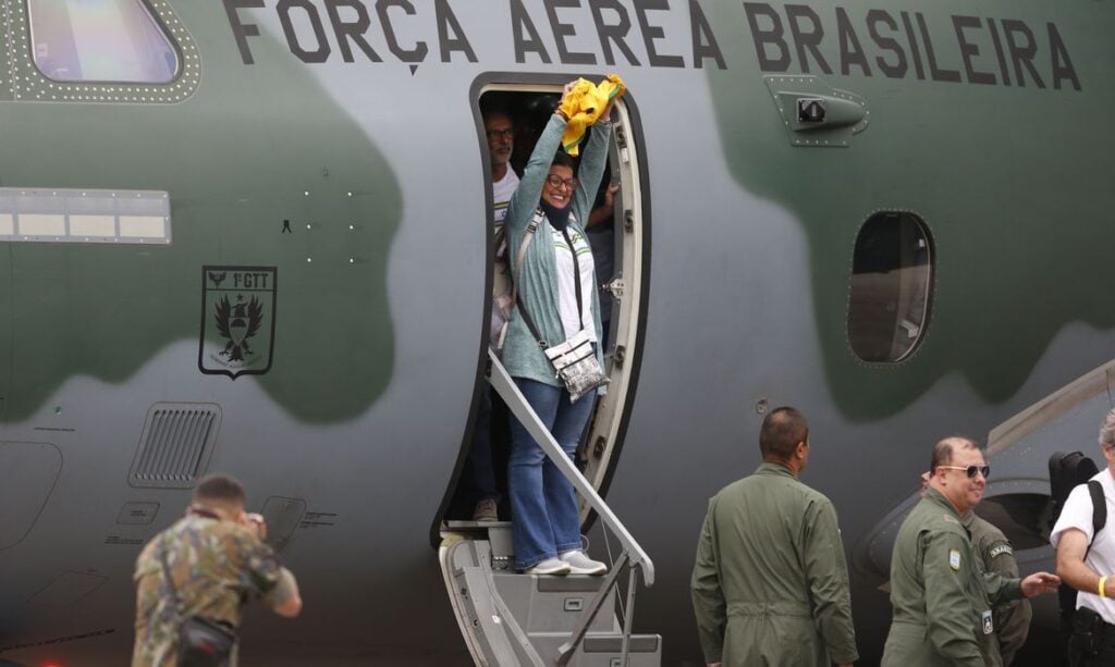 Imagem Ilustrando a Notícia: Repatriação, o reencontro do governo Lula com insatisfeitos 