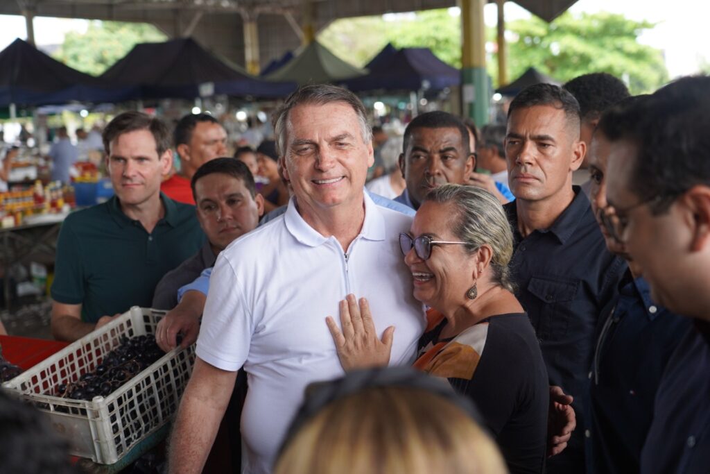 Imagem Ilustrando a Notícia: Em visita a Goiânia, Bolsonaro se encontra com  apoiadores no Cepal do Setor Sul