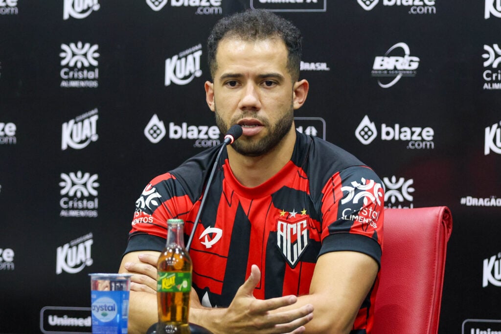 Imagem Ilustrando a Notícia: Com confrontos diretos pela frente, lateral do Atlético- GO, Rodrigo Soares, afirma: “Não vai ter jogo fácil”