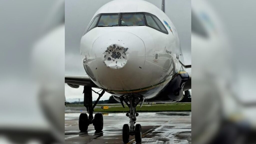 Imagem Ilustrando a Notícia: Duas aeronaves da Azul ficam danificados após enfrentarem tempestade