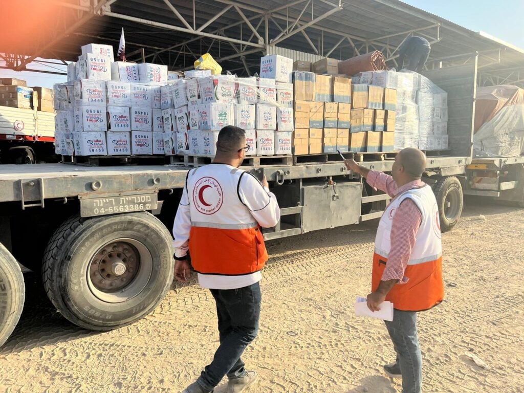 Imagem Ilustrando a Notícia: Apenas 54 caminhões de ajuda humanitária entraram em Gaza até o momento, diz Cruz Vermelha