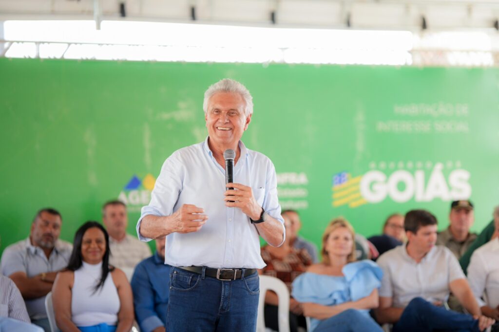 Imagem Ilustrando a Notícia: “O compromisso da minha vida é cuidar das pessoas”, diz Caiado ao entregar mais 67 casas em Firminópolis e Damolândia