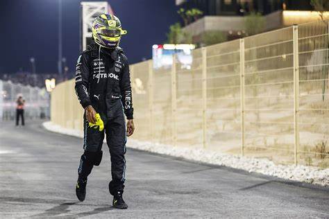 Imagem Ilustrando a Notícia: FIA avalia advertência mais rigorosa a Hamilton após incidente no Catar