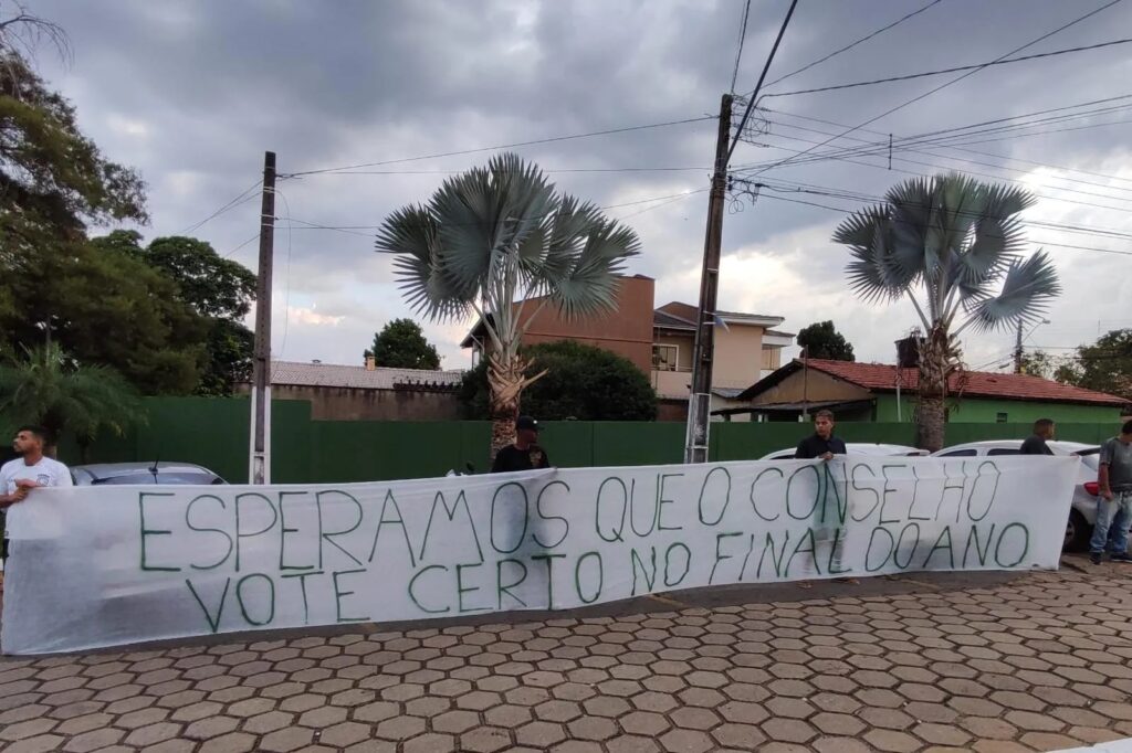 Imagem Ilustrando a Notícia: Torcedores do Goiás fazem protesto em frente ao CT e cobram mudanças