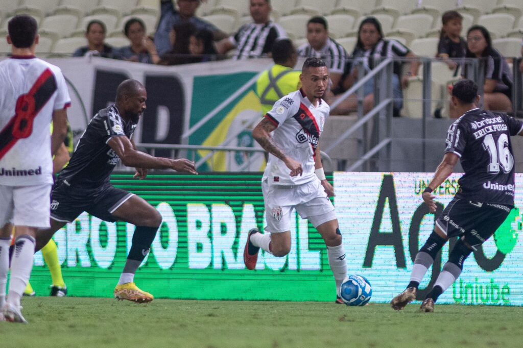 Imagem Ilustrando a Notícia: Atlético vence Ceará na Arena do Castelão e cola no G4