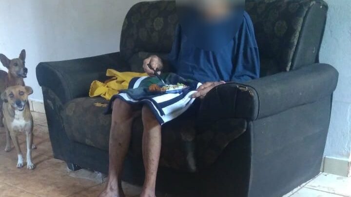 Imagem Ilustrando a Notícia: Filho é preso por manter pai idoso em cárcere privado e situação extrema de abandono