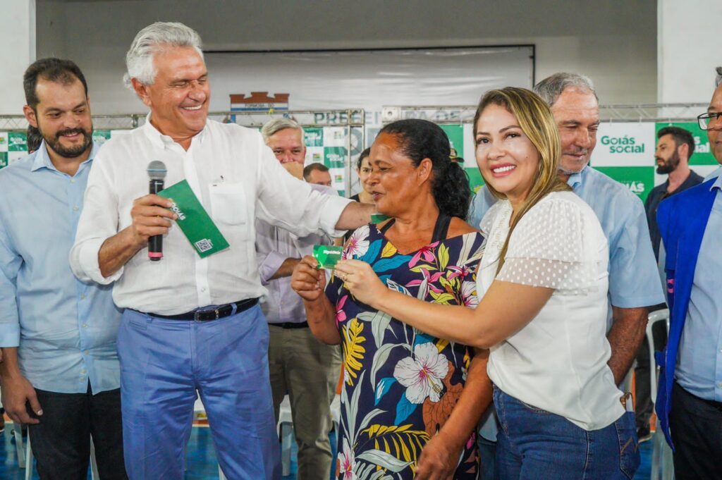 Imagem Ilustrando a Notícia: Caiado entrega cartões do Goiás Social no Entorno do DF