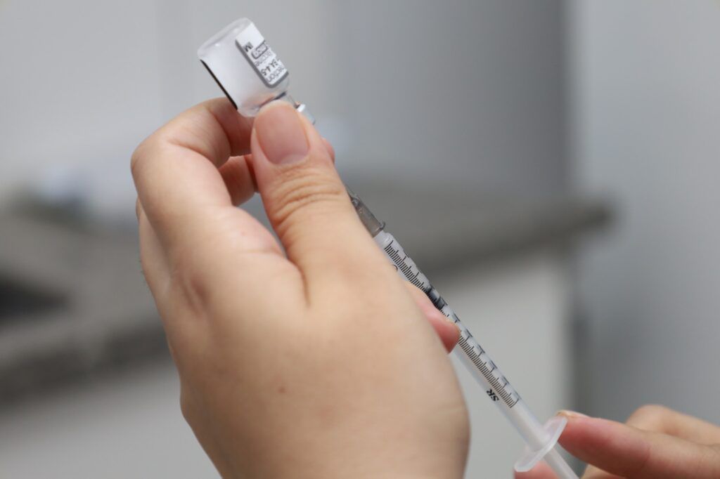 Imagem Ilustrando a Notícia: Aparecida continua vacinando a população em 35 postos de saúde